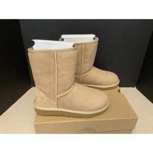 New! Womens UGG Classic Short II “Sand” Suede Winter Boots. Size 6. Awesome!